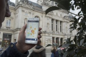 Projet Angers Ville Intelligente et Connectee (PAVIC) pour les applications Smart city Etienne Henry avec un telephone mobile place du Ralliement